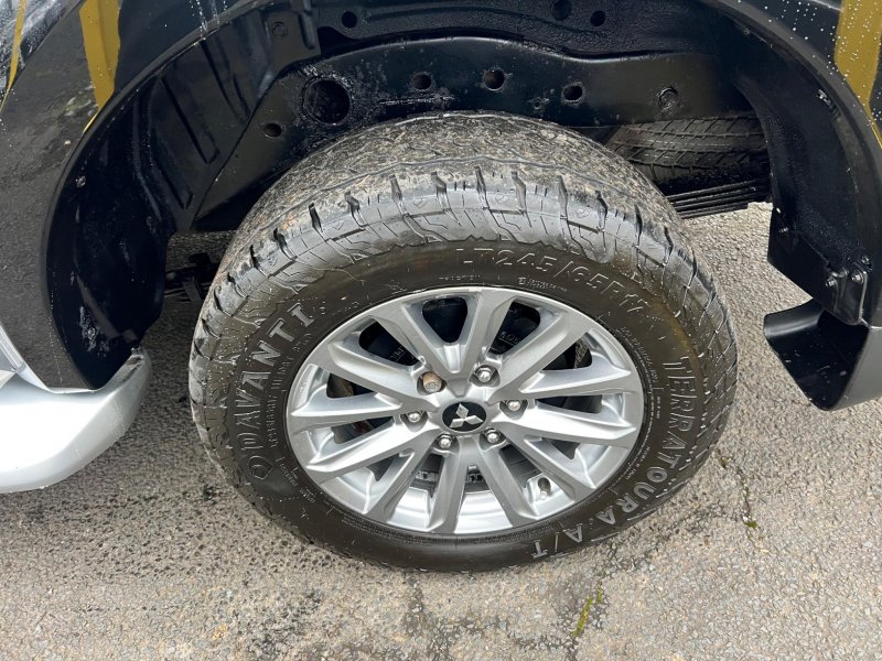 MITSUBISHI L200