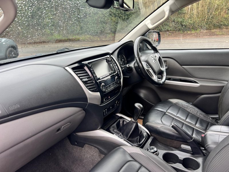 MITSUBISHI L200