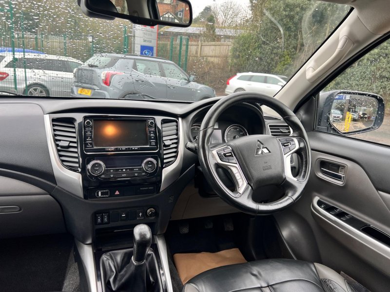 MITSUBISHI L200