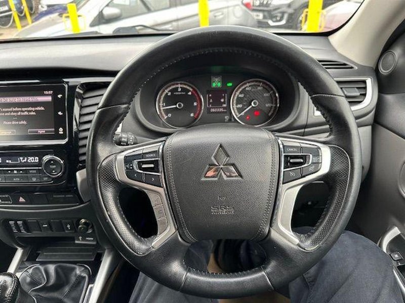 MITSUBISHI L200