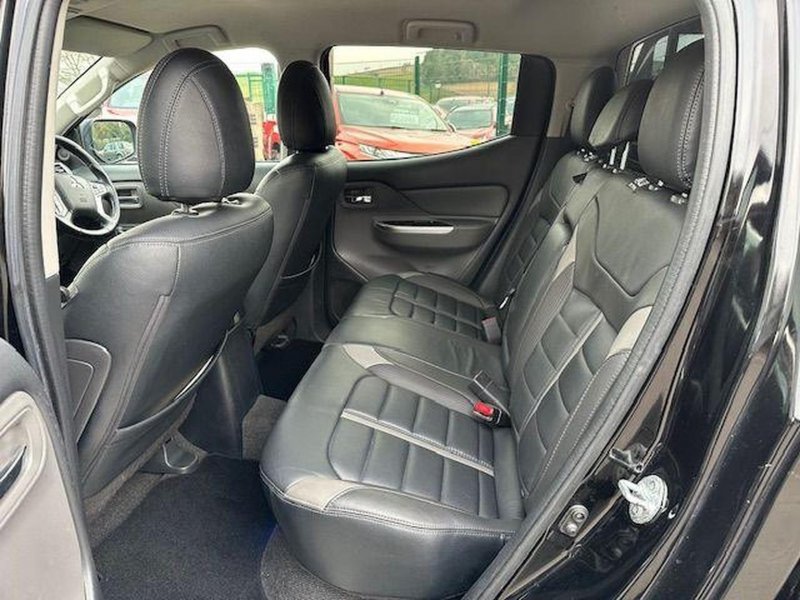 MITSUBISHI L200
